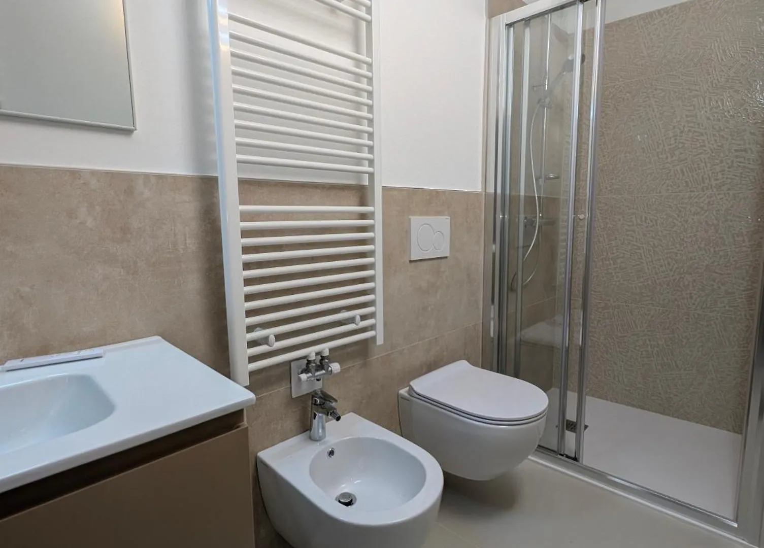 Spazioso E Completo Appartamento Con 3 Camere, Doppi Servizi, Fino A 8 Posti Letto Pedavena 0*,  Italia